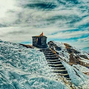 snow covered route of chandrashila temple which can be visited during our do dham trip package